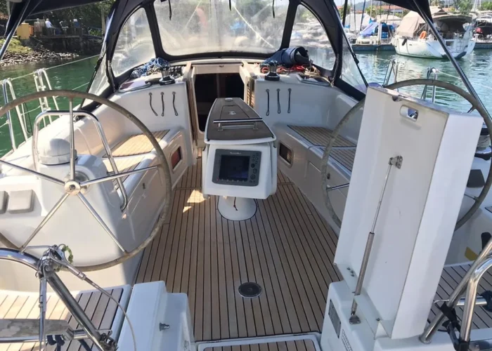 Cockpit do Veleiro Beneteau 40 com lemes duplos e equipamentos Raymarine