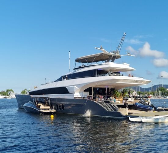 Aluguel e passeio de Yacht Catamarã de Luxo 120 Pés - Barco Iate Lancha no Rio de Janeiro, Angra dos Reis, Ilha Grande e Niterói.