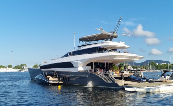 Aluguel e passeio de Yacht Catamarã de Luxo 120 Pés - Barco Iate Lancha no Rio de Janeiro, Angra dos Reis, Ilha Grande e Niterói.