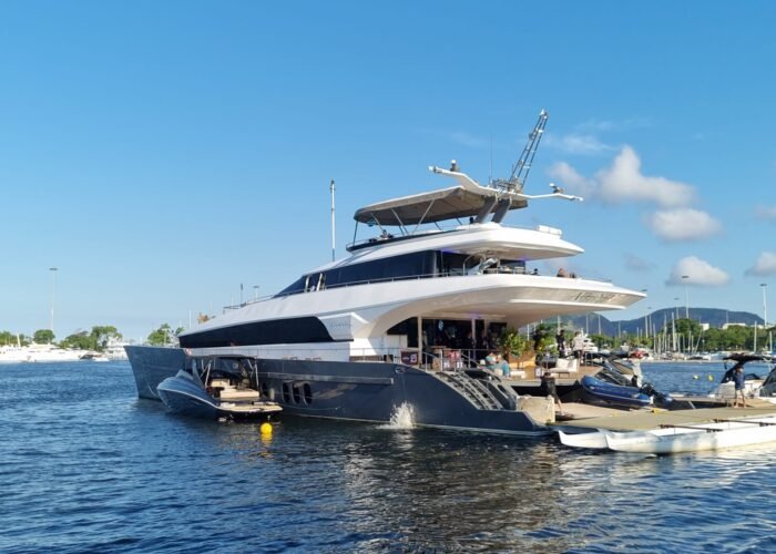 Aluguel e passeio de Yacht Catamarã de Luxo 120 Pés - Barco Iate Lancha no Rio de Janeiro, Angra dos Reis, Ilha Grande e Niterói.