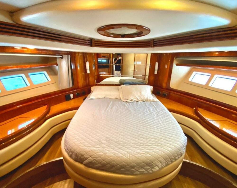 cama de um aluguel e passeio de barco em Ilhabela