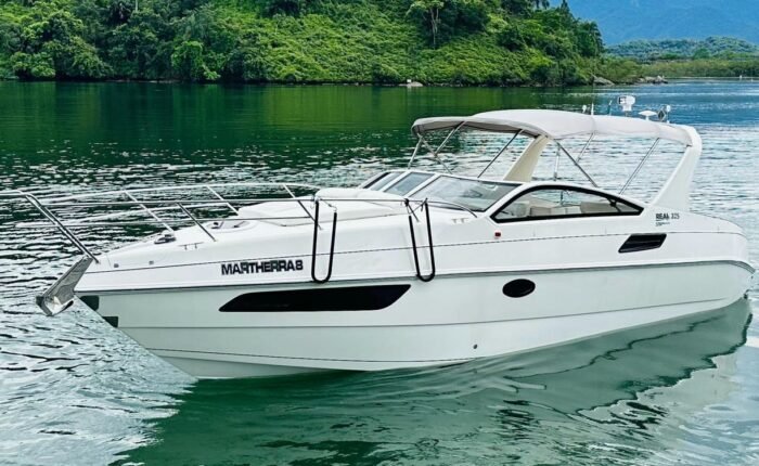 Embarcação de luxo ancorada em uma enseada paradisíaca de Angra dos Reis, com design elegante e ampla área de convés.