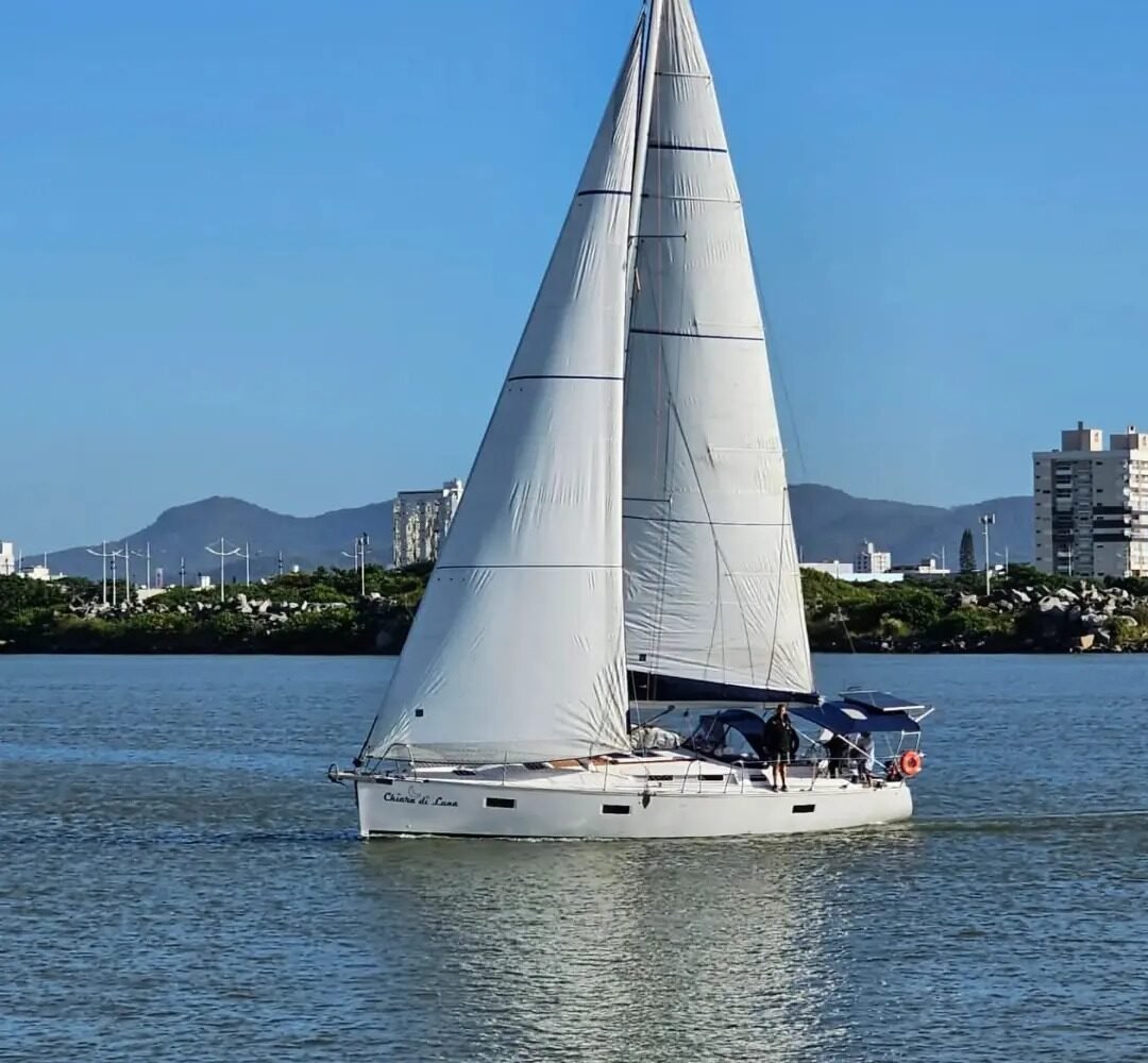 Aluguel e passeio de Veleiro Delta 41 em Balneário Camboriú - Barco Porto Belo Caixa d'Aço