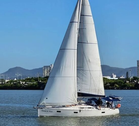 Aluguel e passeio de Veleiro Delta 41 em Balneário Camboriú - Barco Porto Belo Caixa d'Aço