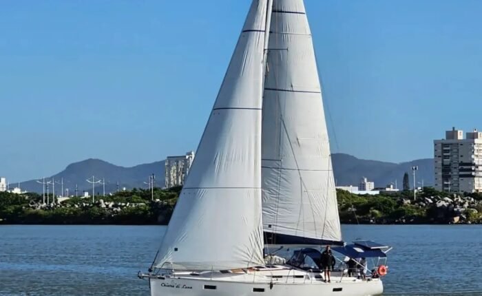 Aluguel e passeio de Veleiro Delta 41 em Balneário Camboriú - Barco Porto Belo Caixa d'Aço