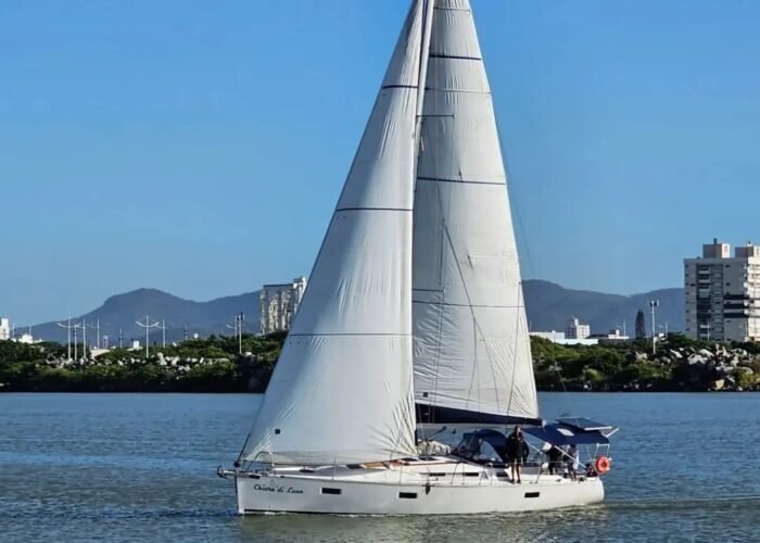 Aluguel e passeio de Veleiro Delta 41 em Balneário Camboriú - Barco Porto Belo Caixa d'Aço