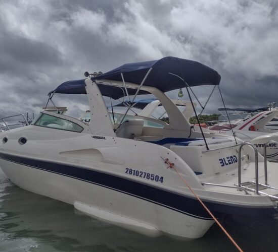 Lancha IV ancorada em marina de Salvador com detalhes de sua estrutura elegante e moderna.