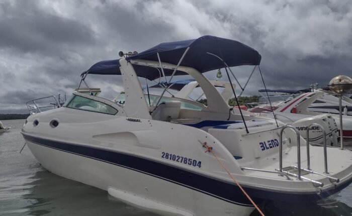 Lancha IV ancorada em marina de Salvador com detalhes de sua estrutura elegante e moderna.