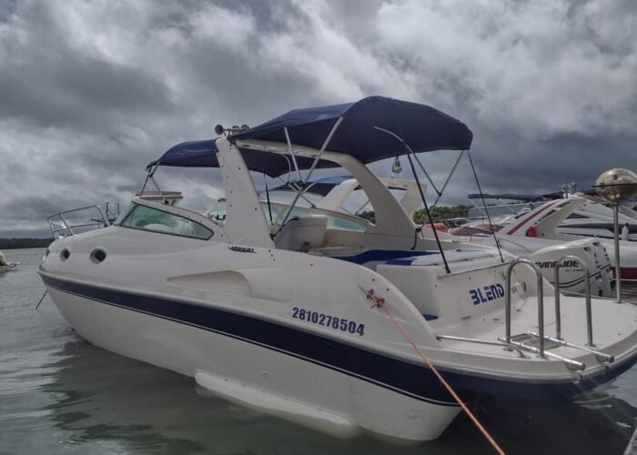 Lancha IV ancorada em marina de Salvador com detalhes de sua estrutura elegante e moderna.