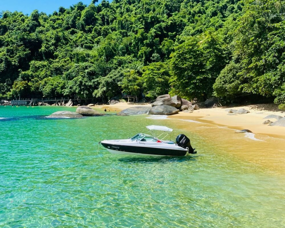 Lancha Ventura 17 em Paraty