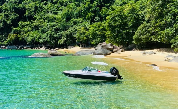 Lancha Ventura 17 em Paraty