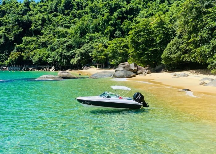 Lancha Ventura 17 em Paraty