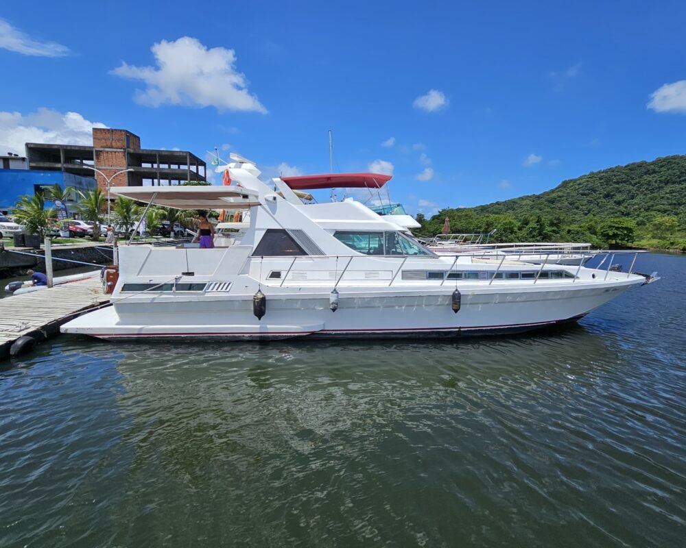 Lancha Oceanic 54 ancorada na marina do Guarujá, disponível para aluguel com passeio exclusivo de 7 horas.