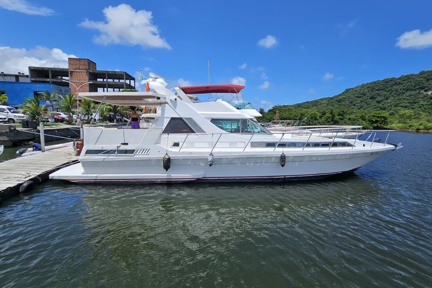 Aluguel de Lancha Oceanic 54 ancorada na marina do Guarujá, disponível para aluguel com passeio exclusivo de 7 horas.