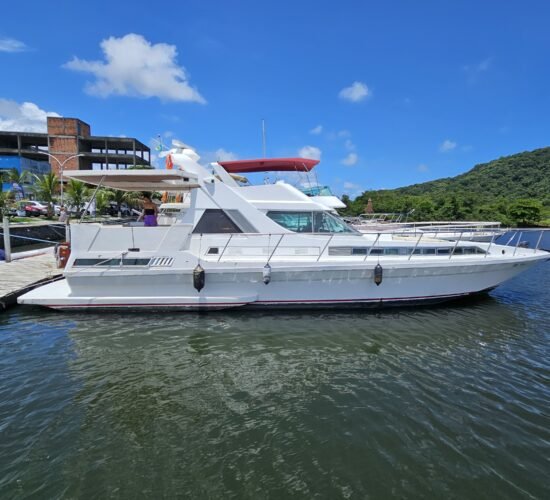 Lancha Oceanic 54 ancorada na marina do Guarujá, disponível para aluguel com passeio exclusivo de 7 horas.