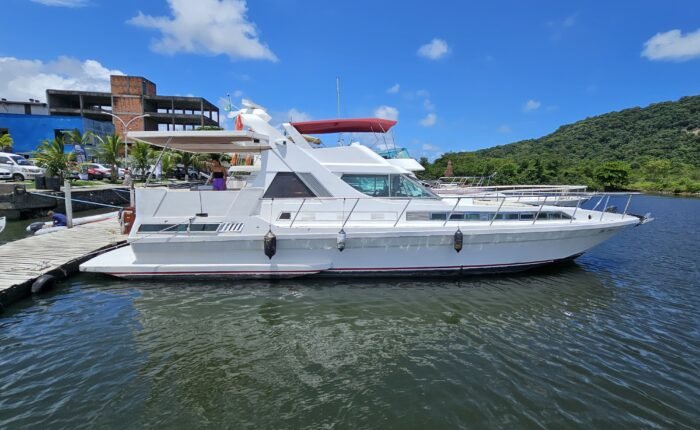 Lancha Oceanic 54 ancorada na marina do Guarujá, disponível para aluguel com passeio exclusivo de 7 horas.