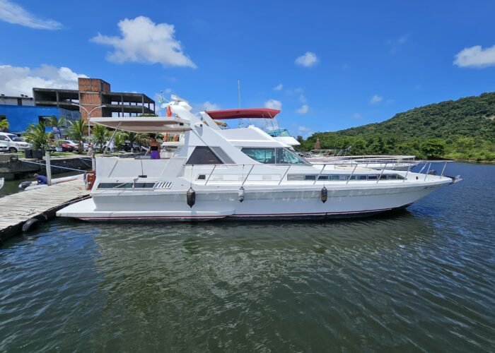 Lancha Oceanic 54 ancorada na marina do Guarujá, disponível para aluguel com passeio exclusivo de 7 horas.