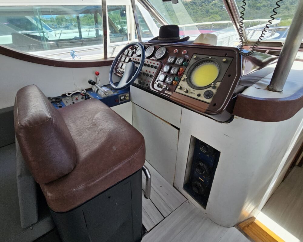 Painel de controle da lancha Oceanic 54, equipado para um passeio seguro e confortável no Guarujá.