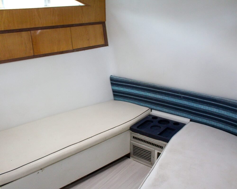 Cabine aconchegante da lancha Oceanic 54.