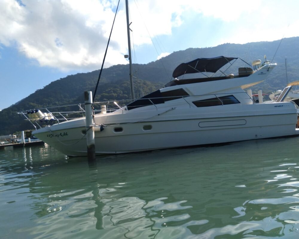 Lancha Intermarine 440 em Ubatuba