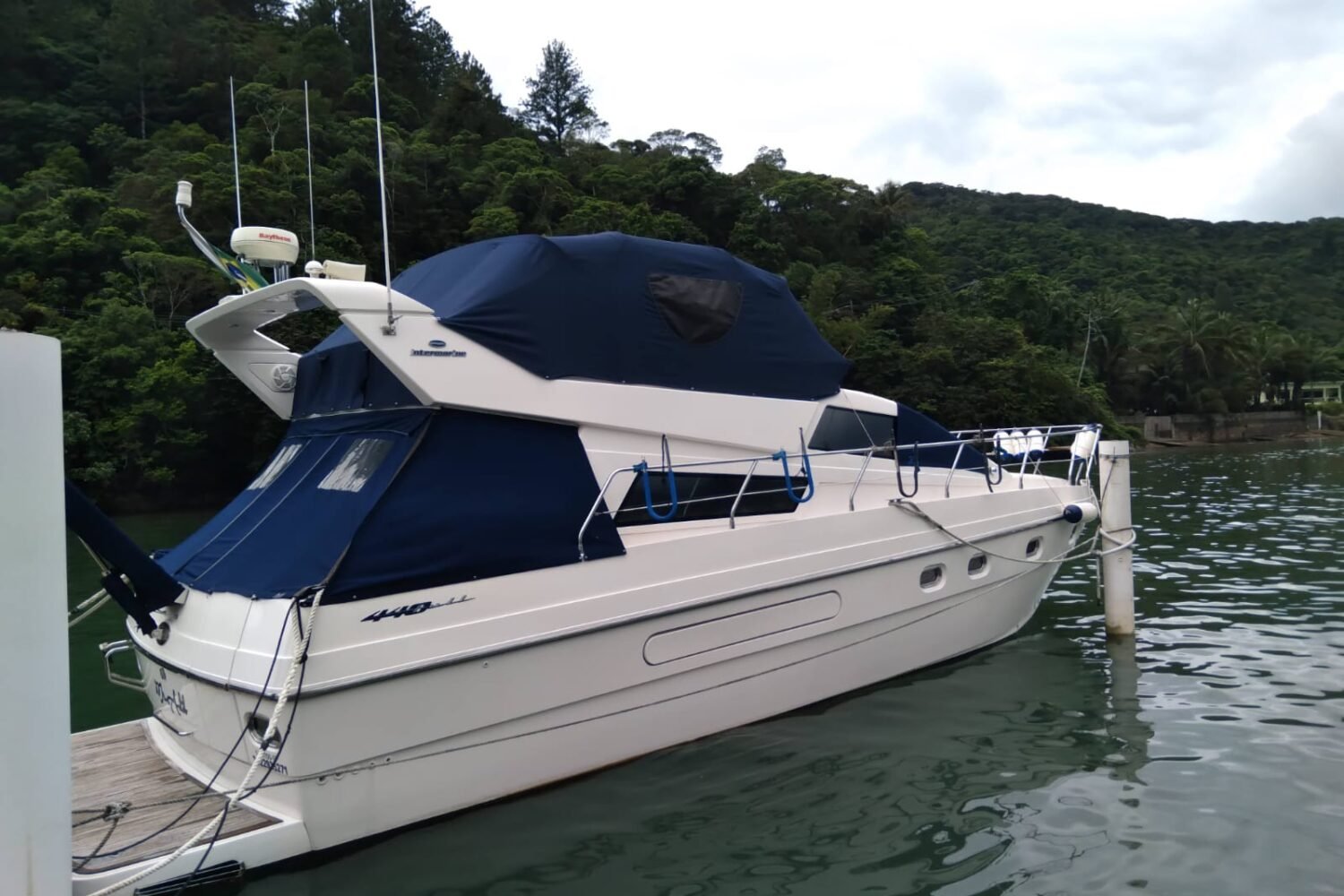 Lancha Intermarine 440 em Ubatuba