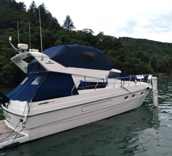 Lancha Intermarine 440 em Ubatuba