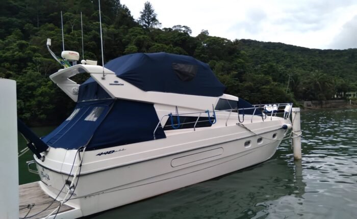 Lancha Intermarine 440 em Ubatuba