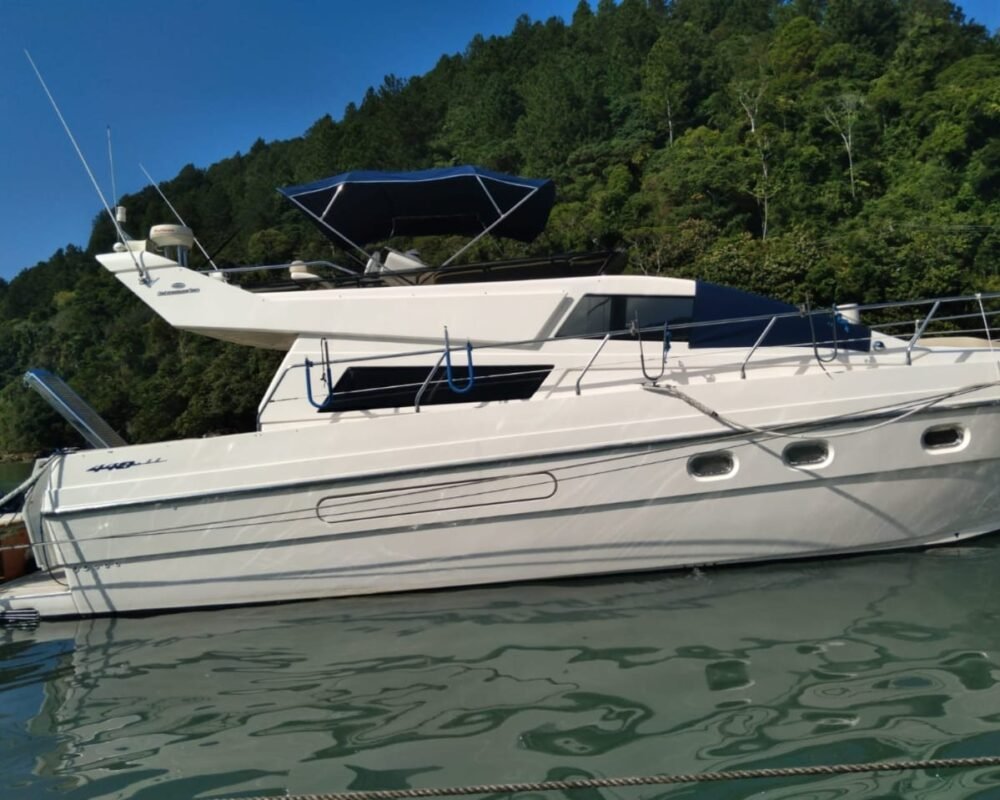Lancha Intermarine 440 em Ubatuba