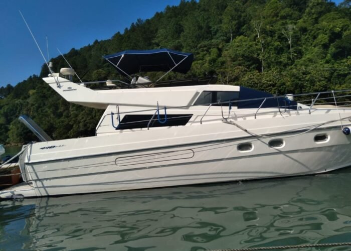 Lancha Intermarine 440 Full com flybridge aberto em Ubatuba