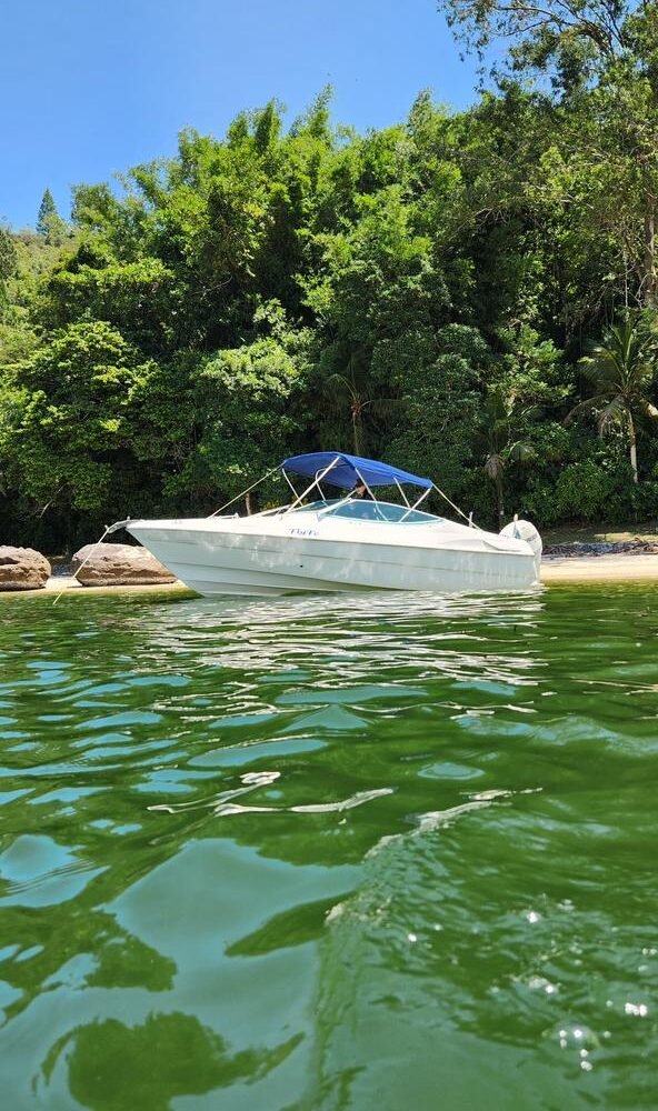 Aluguel e passeio de Lancha Ventura 230 em Angra dos Reis.