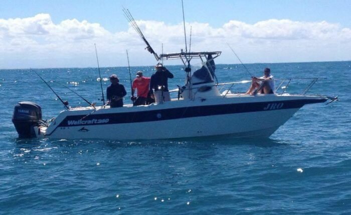 aluguel de lancha Wellcraft 275 com pescadores em ação no mar do Rio de Janeiro