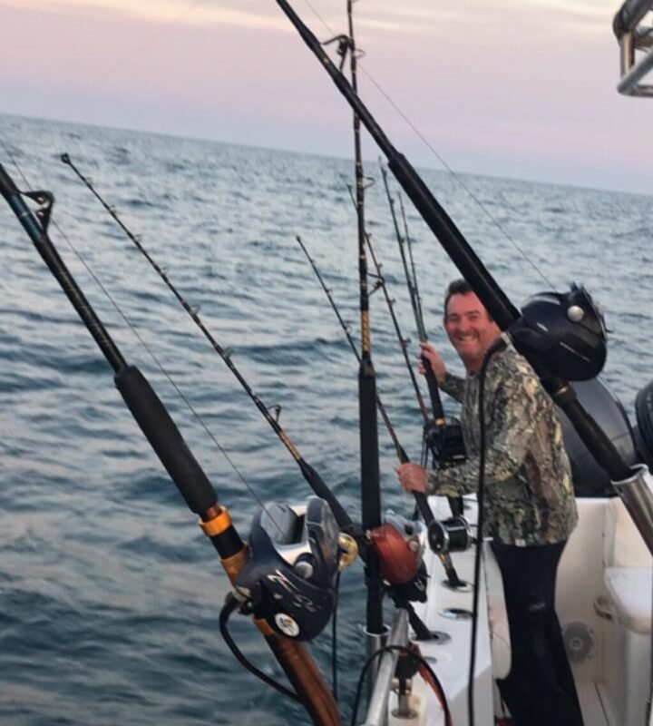 pescador durante passeio de pesca na lancha Wellcraft 275 no mar do Rio