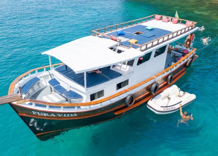 Passeio de traineira em Paraty.