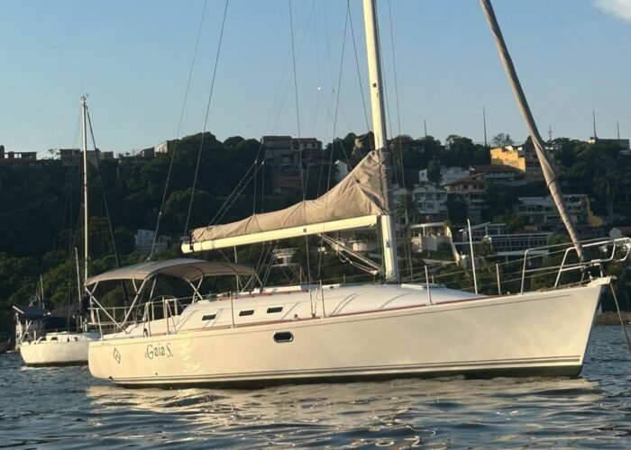 Veleiro ancorado no Rio de Janeiro, pronto para aluguel e passeios exclusivos.