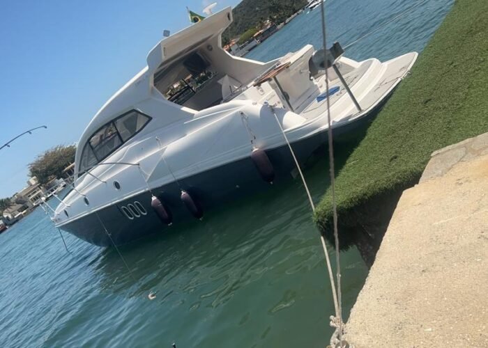 Lancha Coral 43 HT ancorada no Canal do Itajuru em Cabo Frio com céu azul