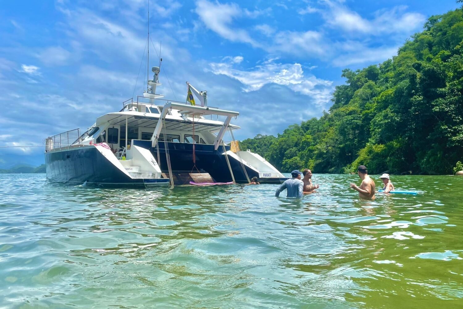 Passeio de catamarã em Paraty e Angra dos Reis.