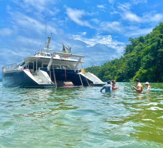 Passeio de catamarã em Paraty e Angra dos Reis.