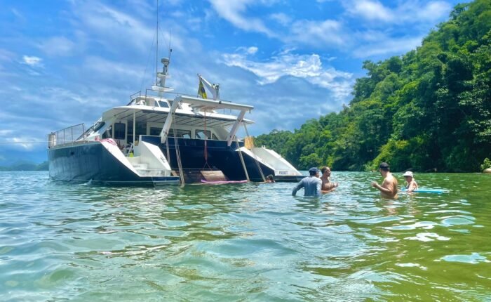 Passeio de catamarã em Paraty e Angra dos Reis.