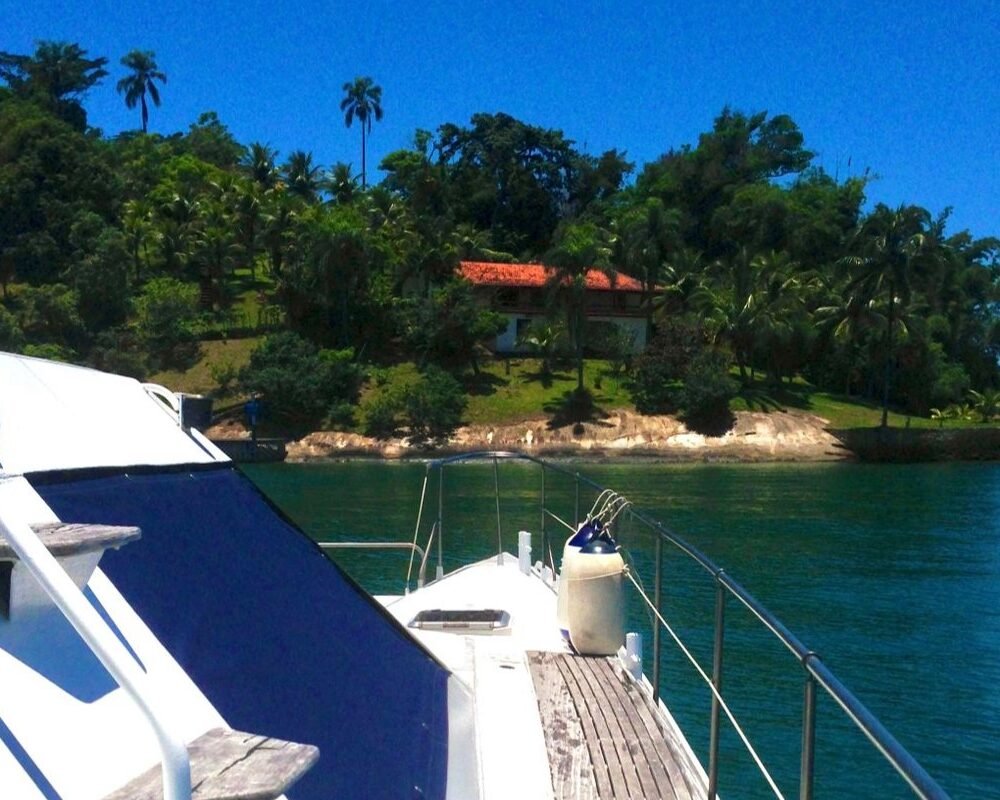 Passeio de catamarã em Paraty e Angra dos Reis.