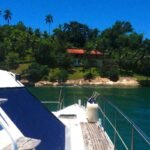 Passarela lateral do Catamarã PowerCat 54 Supernova com vista para o mar.