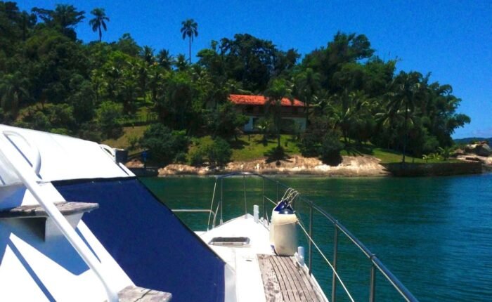 Passarela lateral do Catamarã PowerCat 54 Supernova com vista para o mar.