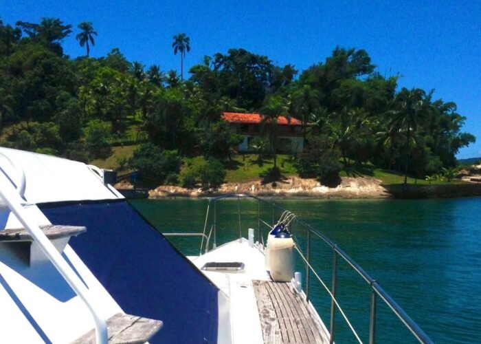 Passarela lateral do Catamarã PowerCat 54 Supernova com vista para o mar.