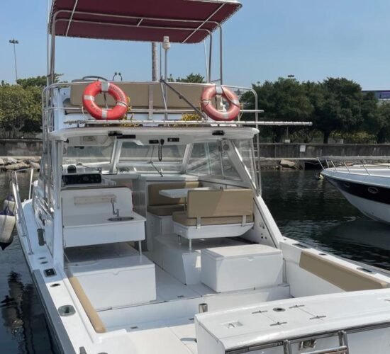 Lancha Carbrasmar 32 ancorada na Marina da Glória, pronta para aluguel e passeio no Rio de Janeiro.