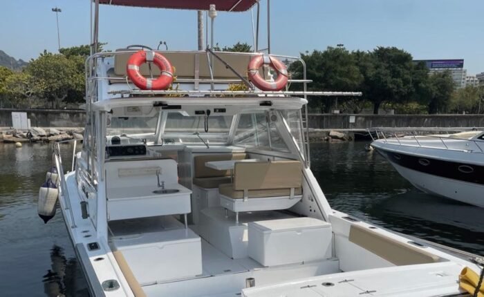 Lancha Carbrasmar 32 ancorada na Marina da Glória, pronta para aluguel e passeio no Rio de Janeiro.