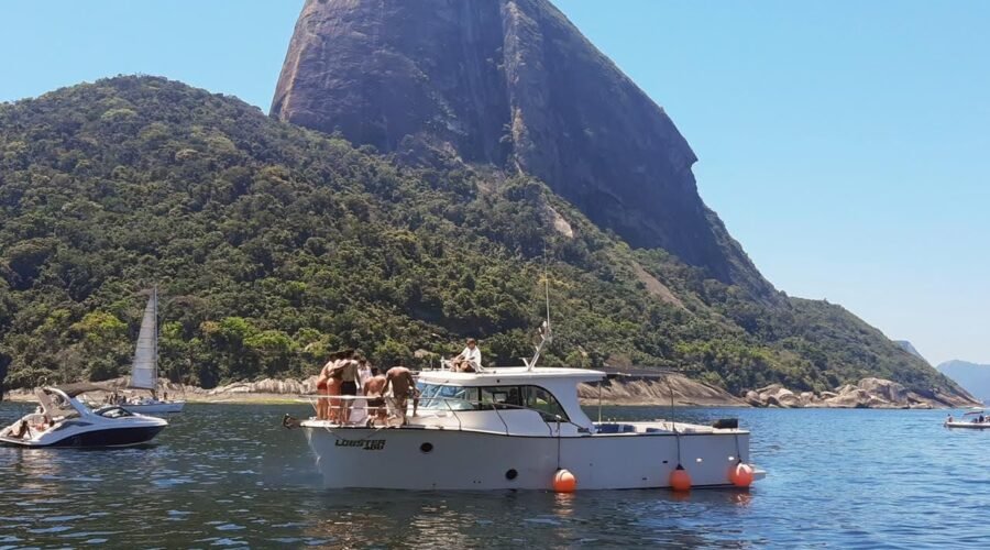 Lancha Lobster 400 ancorada próximo ao Pão de Açúcar no Rio de Janeiro