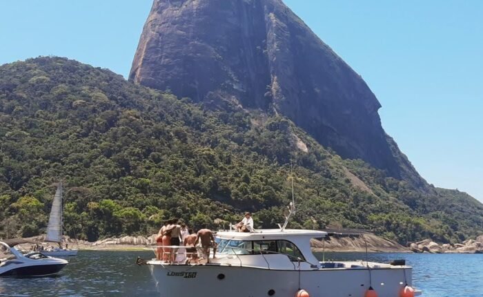 Lancha Lobster 400 ancorada próximo ao Pão de Açúcar no Rio de Janeiro