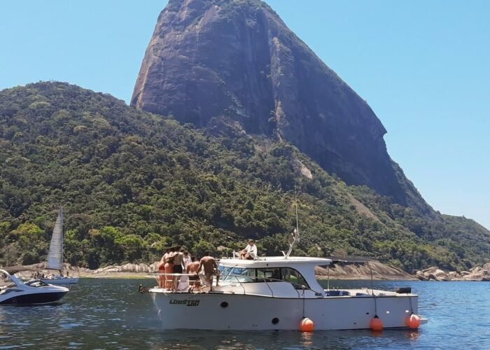 Lancha Lobster 400 navegando próximo ao Pão de Açúcar, Rio de Janeiro