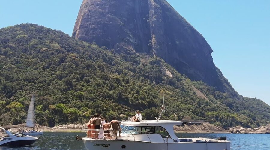 Lancha Lobster 400 navegando próximo ao Pão de Açúcar, Rio de Janeiro