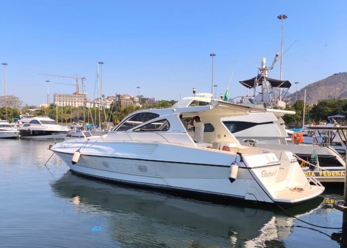 Vista lateral da lancha Ultran 41 ancorada na Marina da Glória.