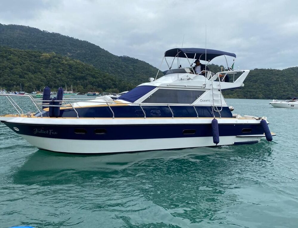 Lancha Oceanic 32 navegando em Angra dos Reis, destacando seu design moderno e confortável para aluguel de lancha privativa.